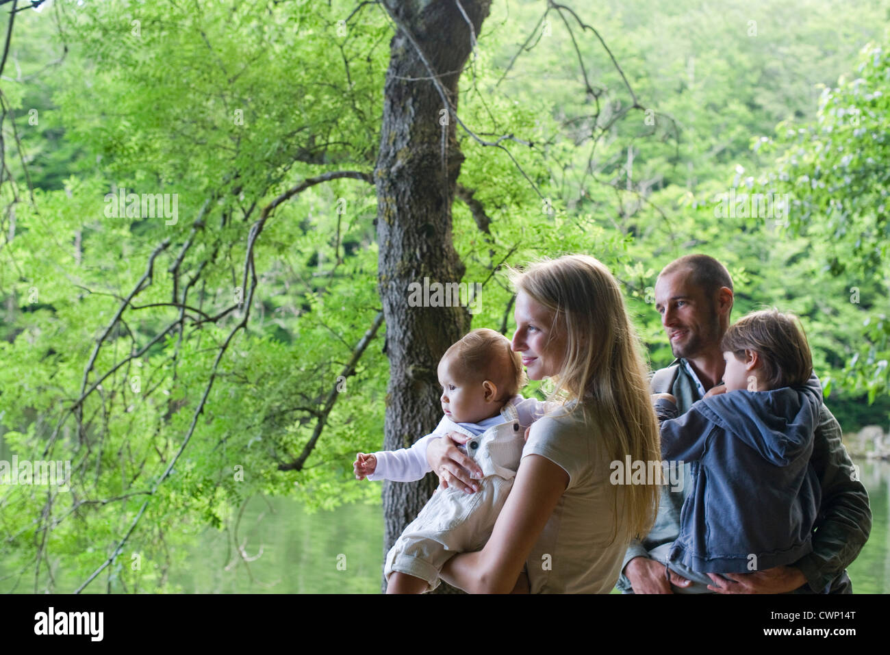 Familie mit zwei Kindern im Wald Stockfoto