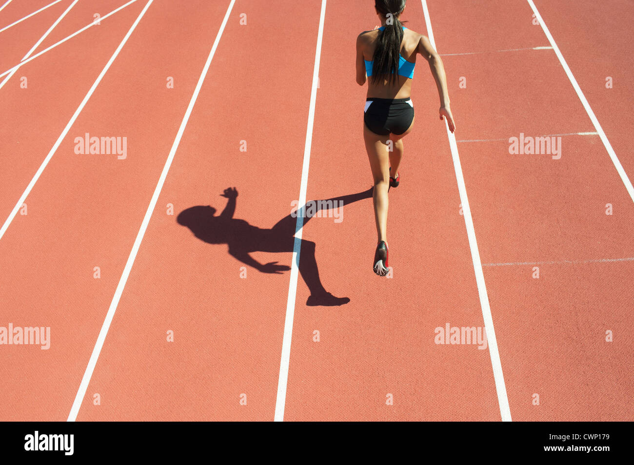 Weibliche Athleten laufen planmäßig Stockfoto