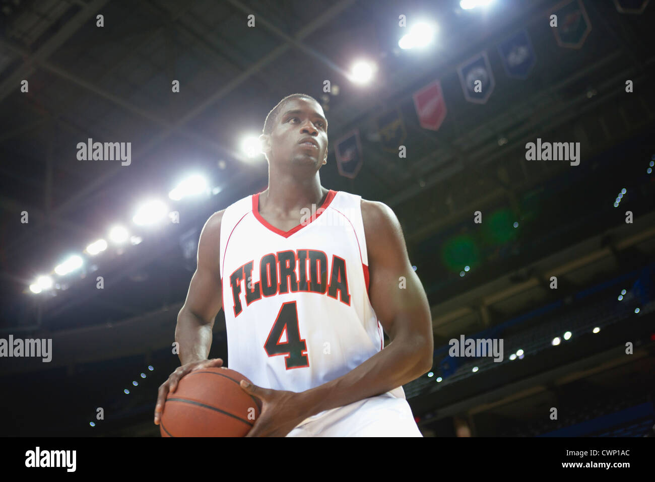 Basketball-Spieler Basketball niedrigen Winkel Ansicht Stockfoto