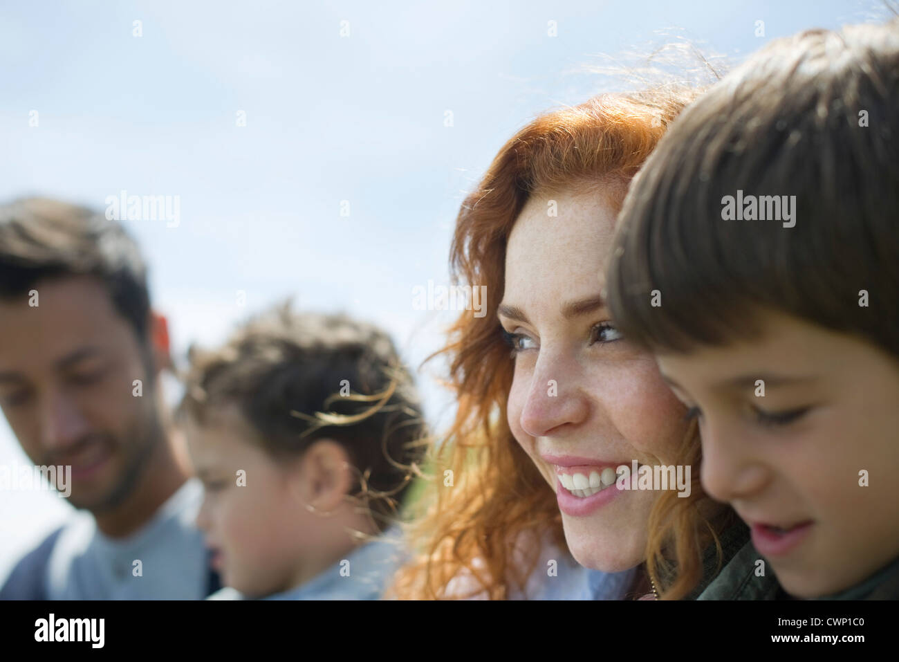 Familie zusammen im Freien, Fokus auf Mutter Stockfoto