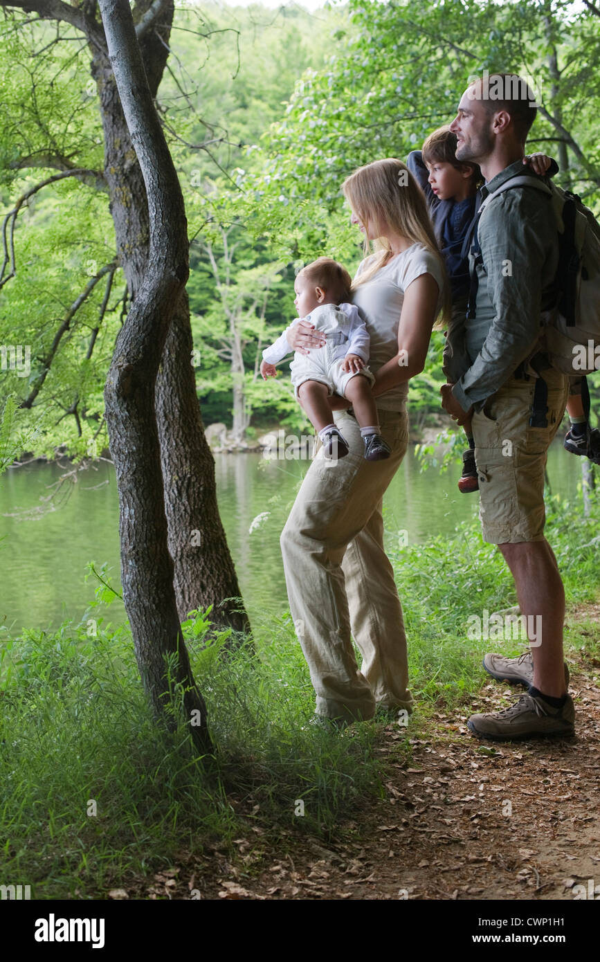 Familie im Wald auf der Suche am Fluss Stockfoto