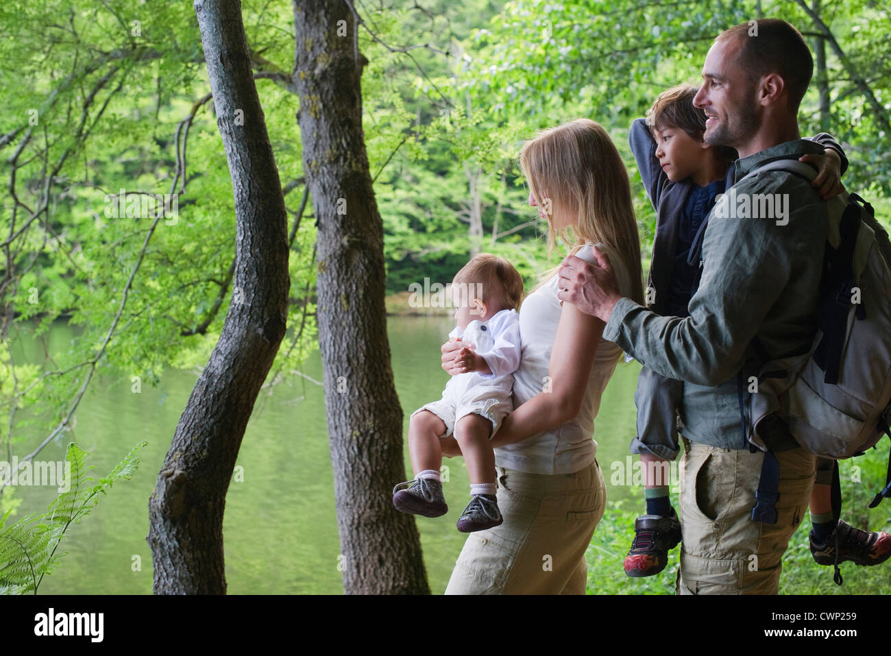 Familie im Wald auf der Suche am Fluss Stockfoto