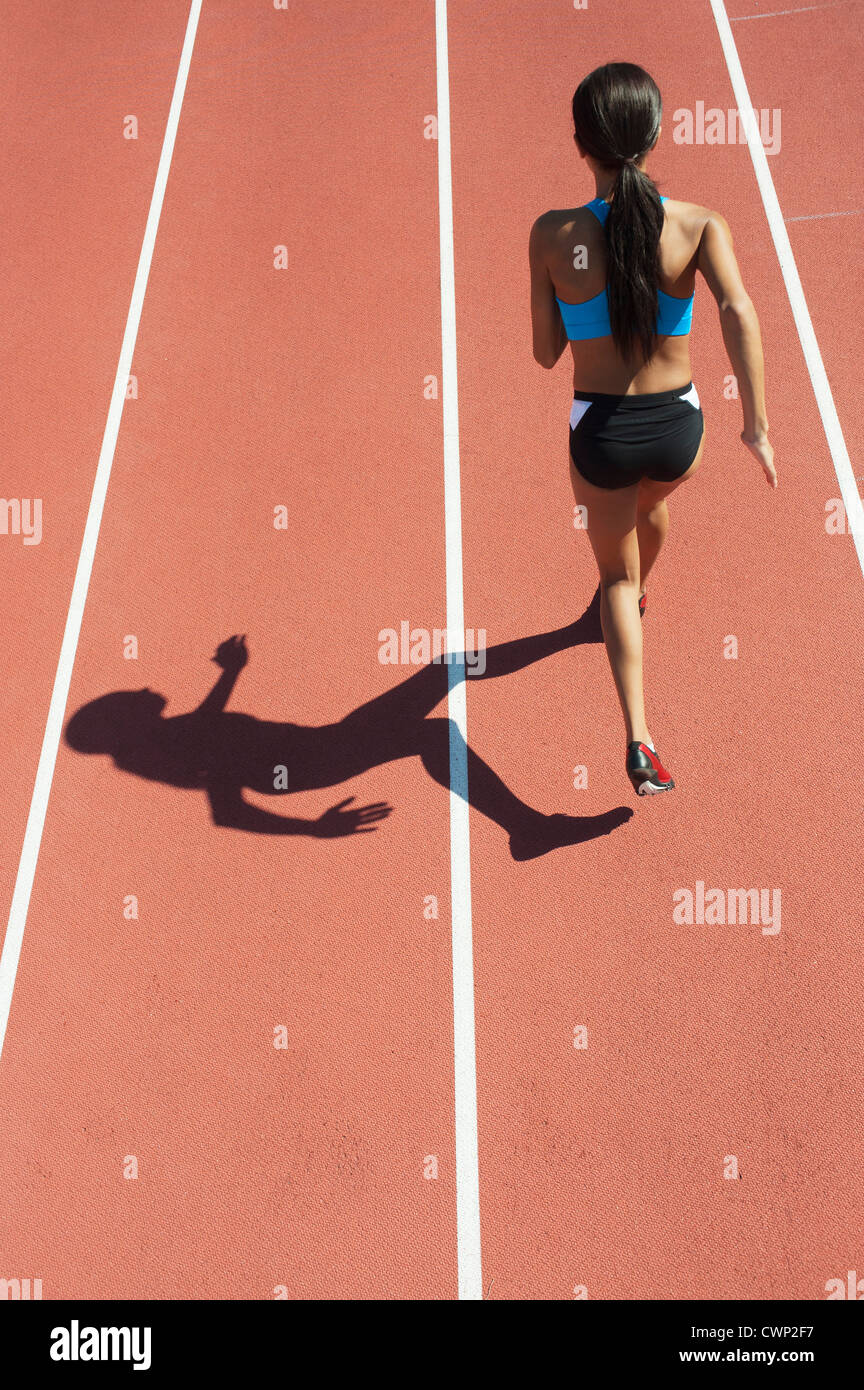 Weibliche Athleten laufen planmäßig, Rückansicht Stockfoto