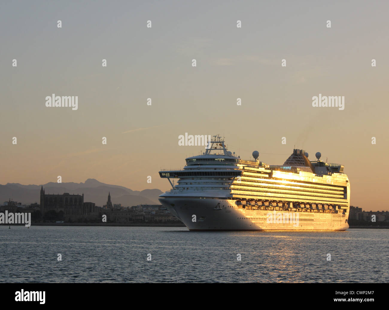 Cunard Line Cruise Ship "Azura" Ankunft am frühen Morgen in den Hafen von Palma De Mallorca - mit historischen Kathedrale von Palma Stockfoto