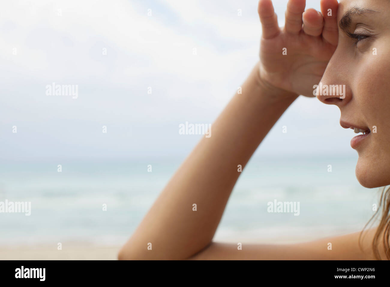 Frau am Strand, Beschattung Augen und wegsehen Stockfoto