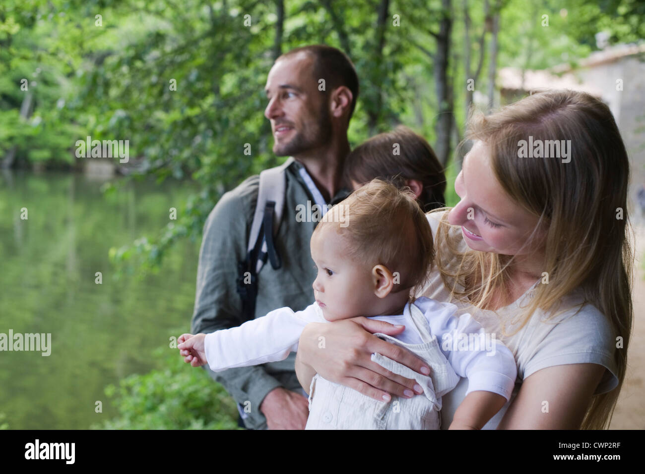 Familie im Wald, Schwerpunkt Mutter hält Babymädchen Stockfoto