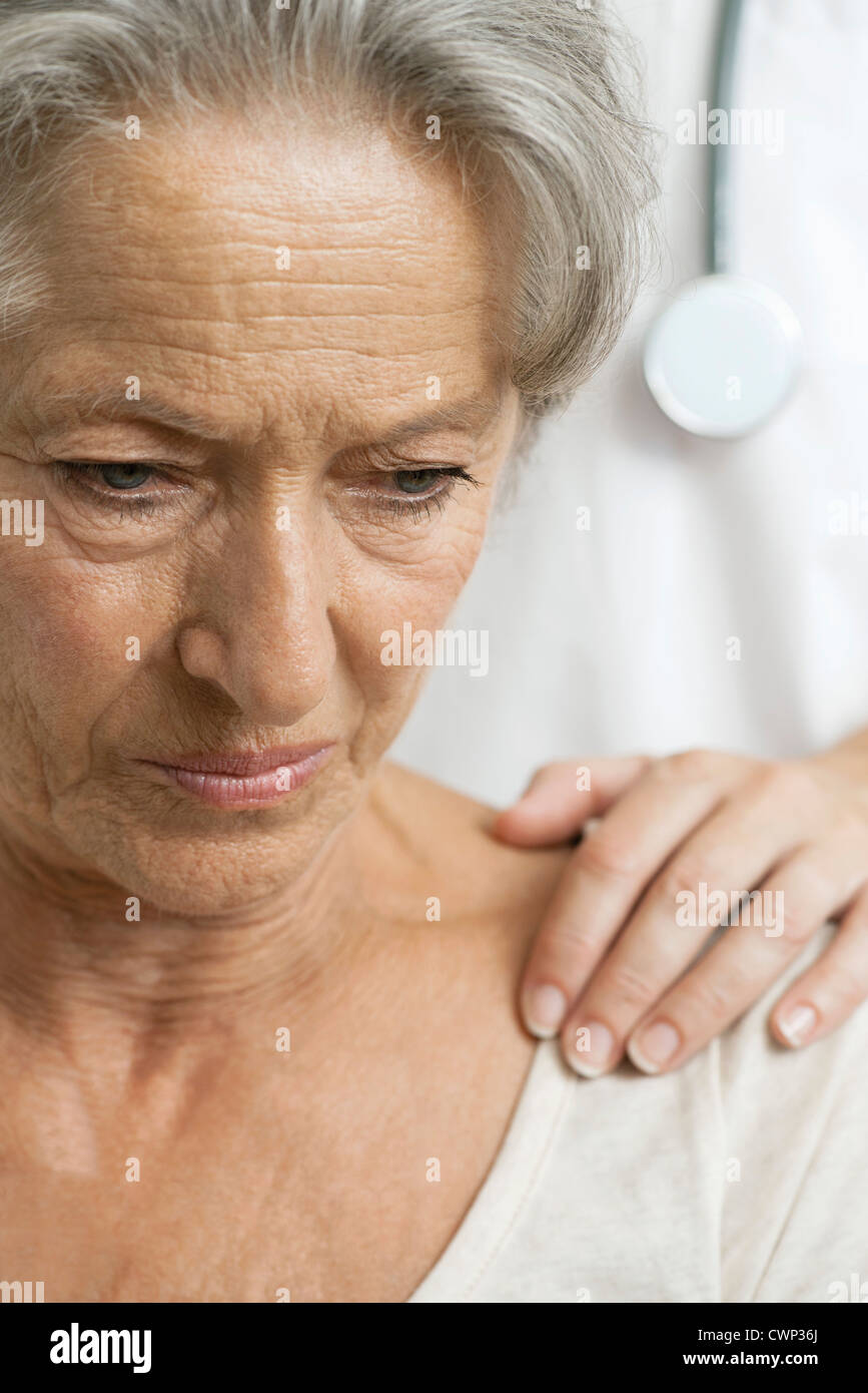 Ältere Frau erhält schlechte Nachrichten aus fürsorglicher Arzt, beschnitten Stockfoto