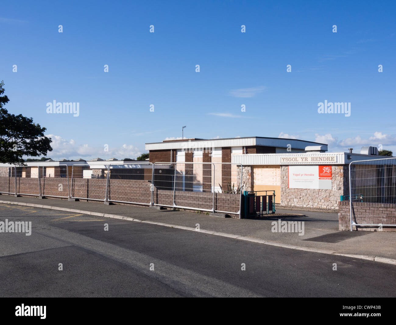 Ysgol Yr Hendre Grundschule Altbau geschlossen eingezäunt und mit Brettern vernagelt für den Abriss in Caernarfon Gwynedd North Wales UK Stockfoto