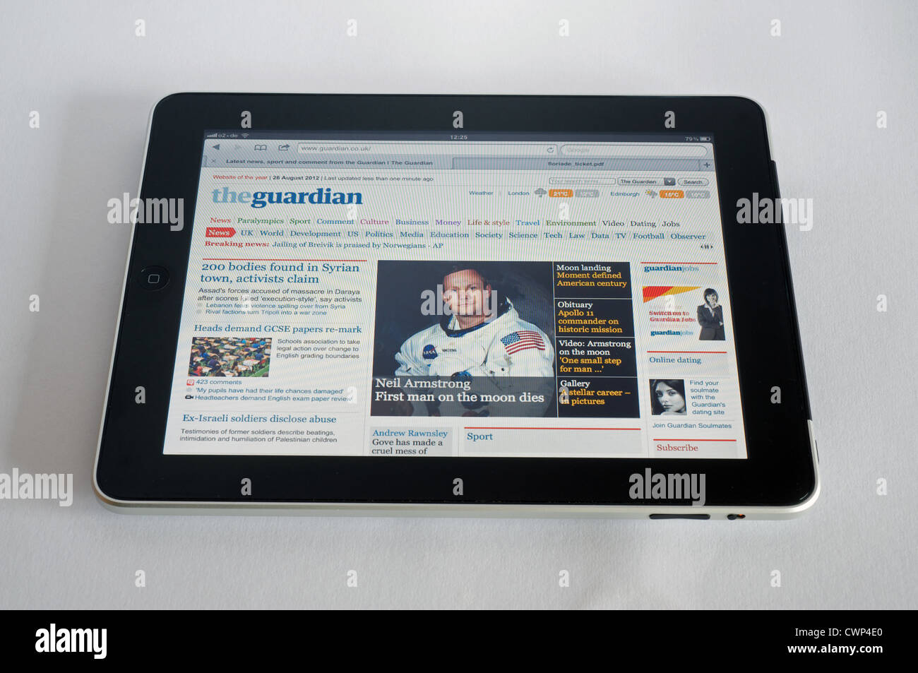 Elektronische Ausgabe der Zeitung The Guardian auf ein Apple iPad Tablet-Computer angezeigt Stockfoto