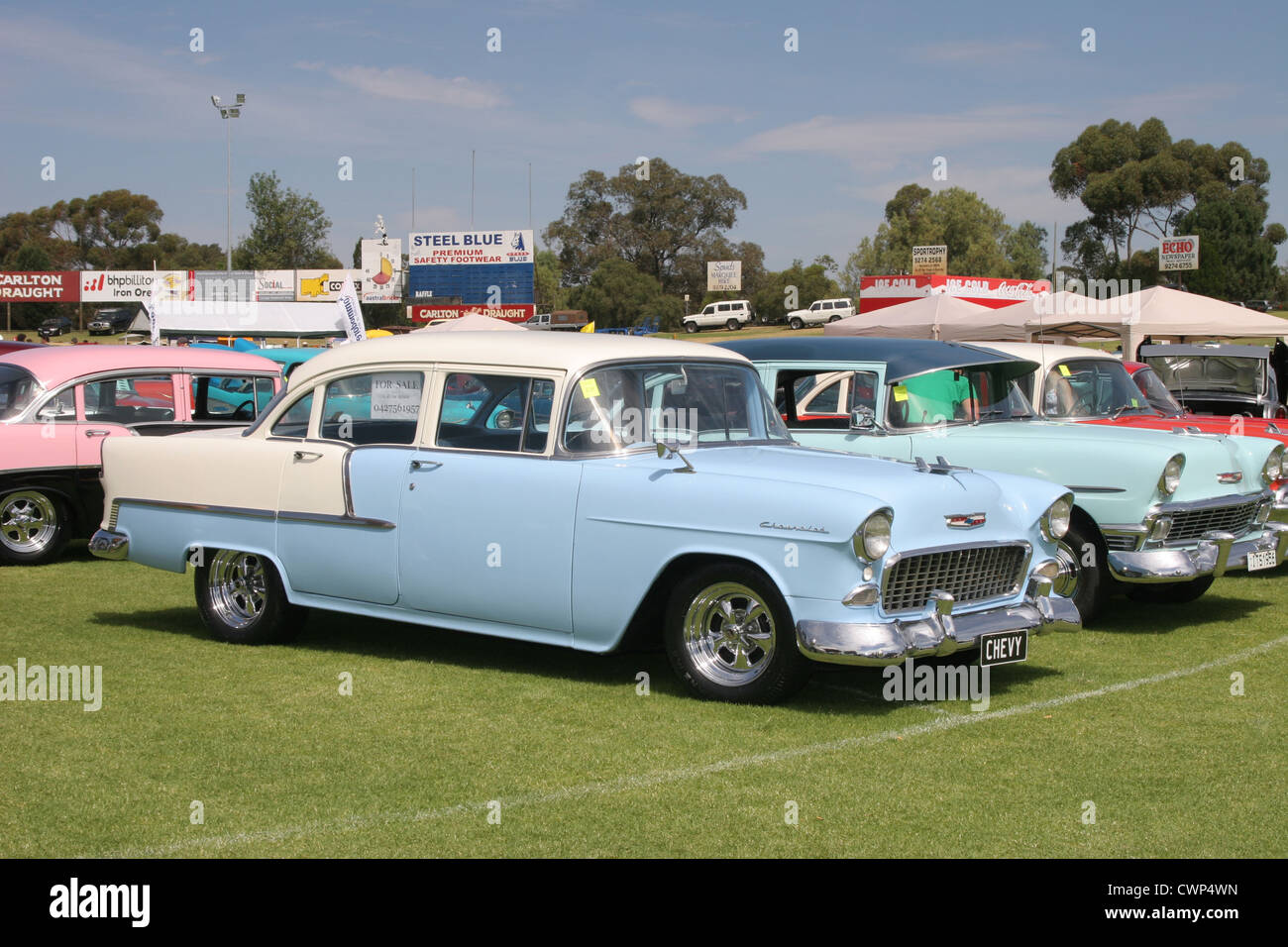1950er Jahren klassischen amerikanischen Chevrolet auf Anzeigen und zum Verkauf an einen australischen draussen Auto anzeigen Anzeige. Stockfoto