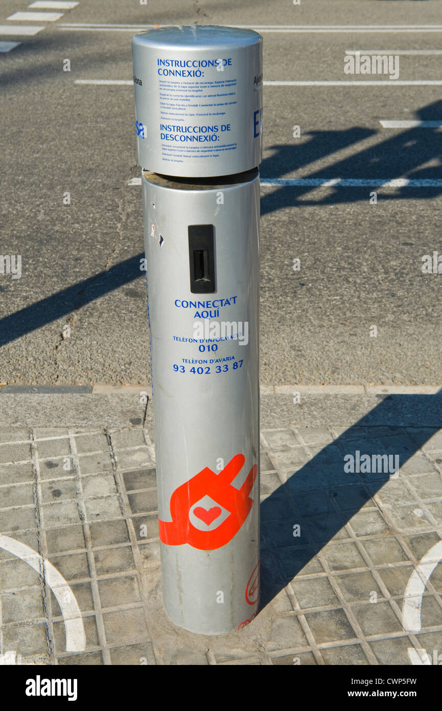 Auf Straße Ladesäule für Elektrofahrzeuge in Barcelona, Katalonien, Spanien, ES Stockfoto