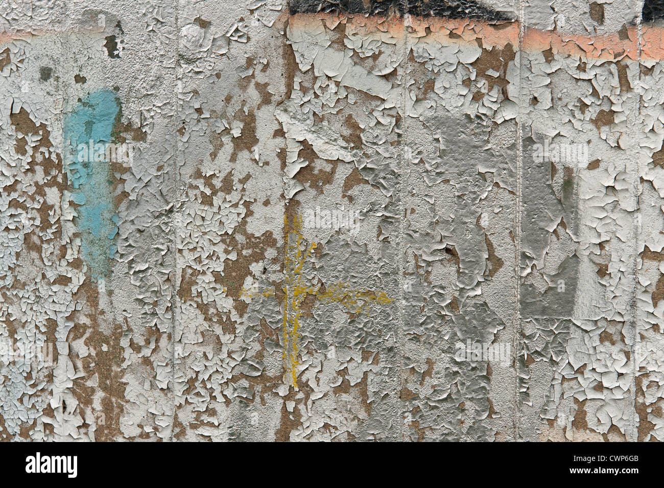 abblätternde Farbe und Graffiti aus Konzert Säule Wand naß Vandalismus Stockfoto