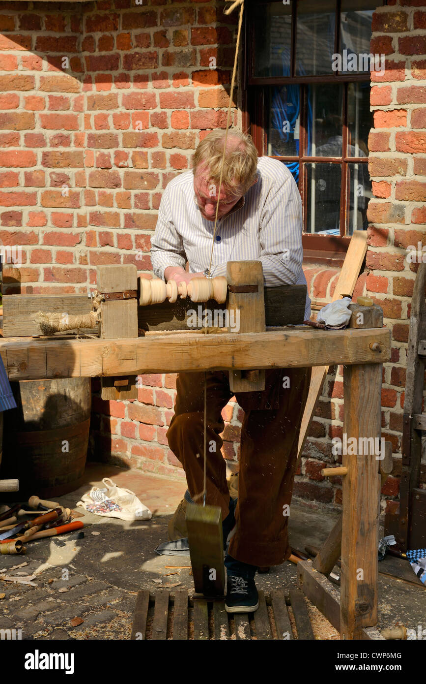 Eine Demonstration, eine traditionelle Methode des Drechseln mit einem Fuß bedient Drehbank. Stockfoto