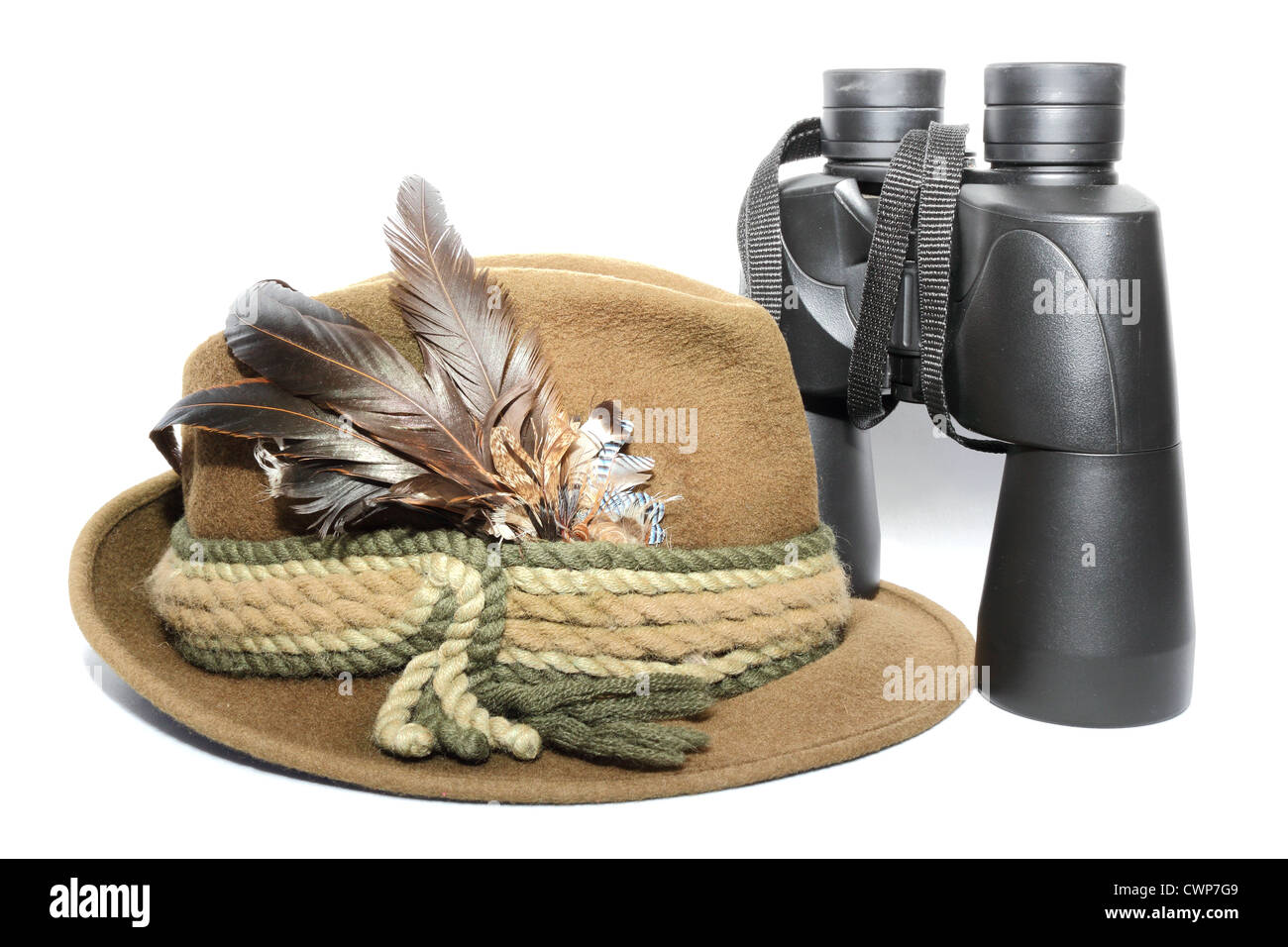 Anzeige von einem Jagd-Hut und Fernglas über weiß Stockfoto