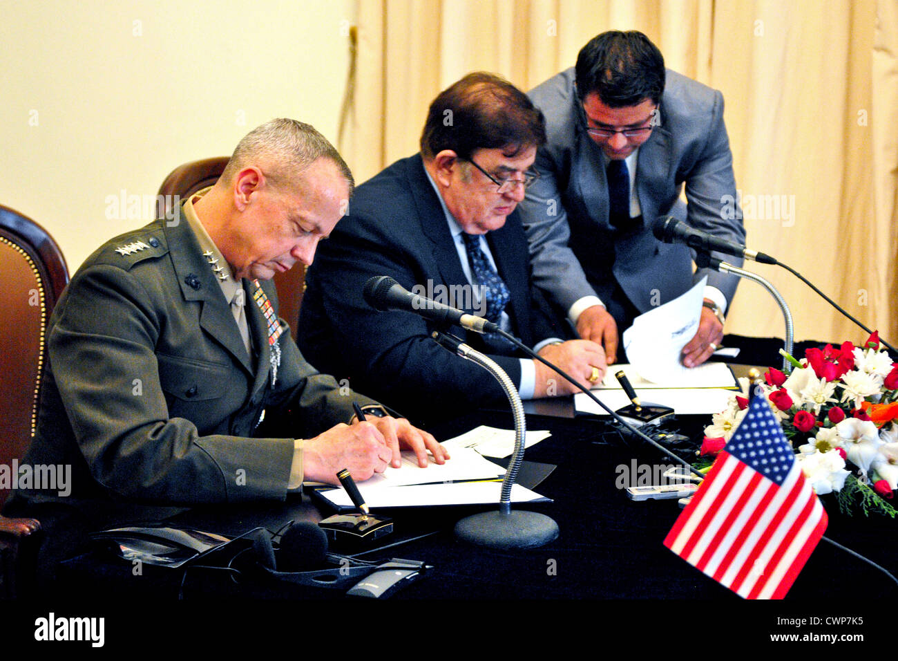 Kommandeur der US-Streitkräfte in Afghanistan General John R. Allen und afghanischer Minister für Verteidigung Abdul Rahim Wardak unterzeichnen eine Vereinbarung über den Prozess, mit dem afghanischen nationalen Sicherheitskräfte die Führung auf spezielle Operationen 8. April 2012 in Kabul, Afghanistan übernehmen kann. Stockfoto