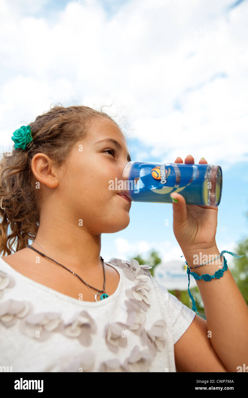Junges Mädchen trinken französische orange Getränk namens Orangina Stockfoto
