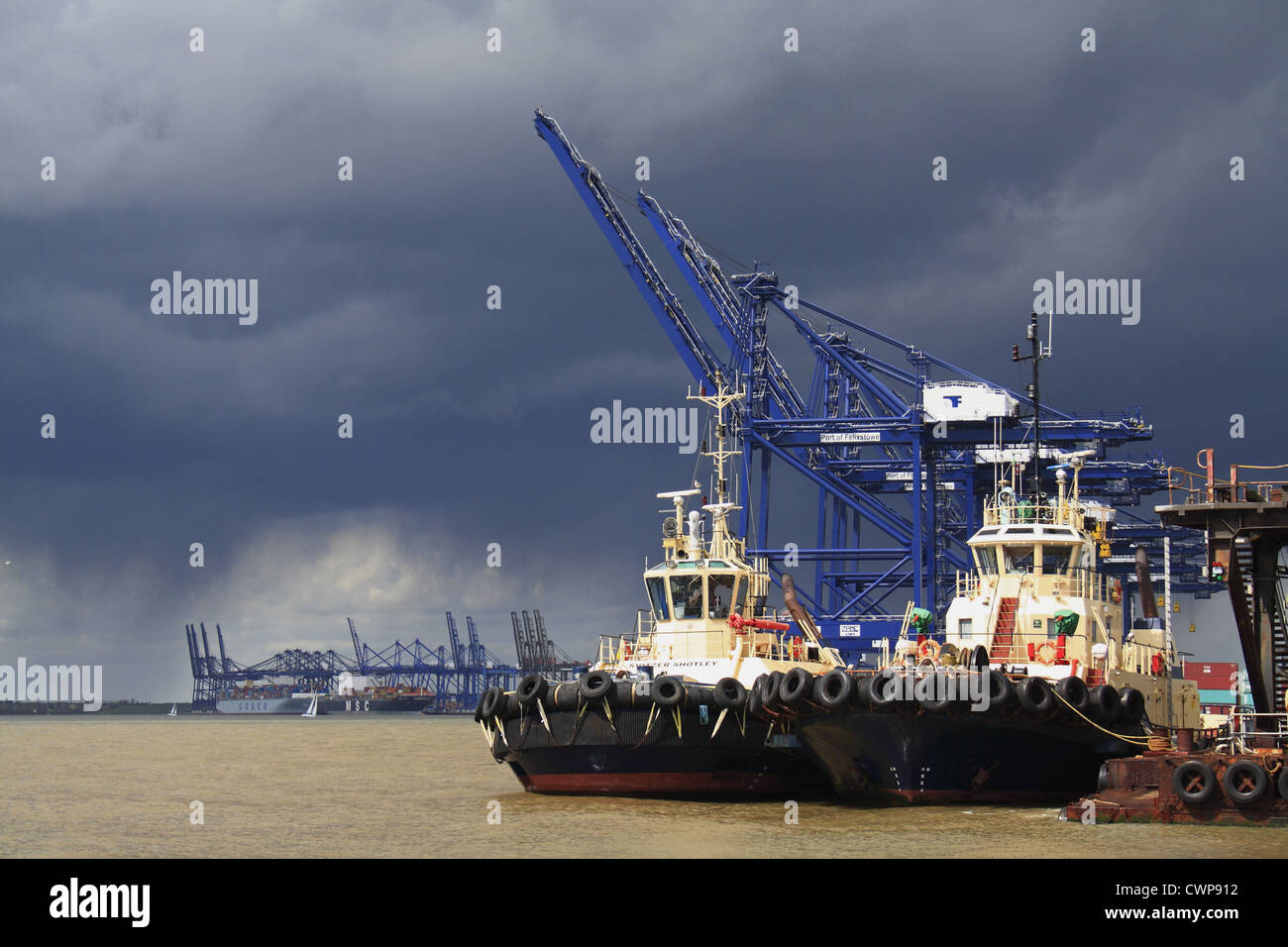 Schleppern vertäut im Hafen von Container-Hafen mit einem vorbeifahrenden Regenwolken, Port von Felixstowe, Felixstowe, Suffolk, England, april Stockfoto