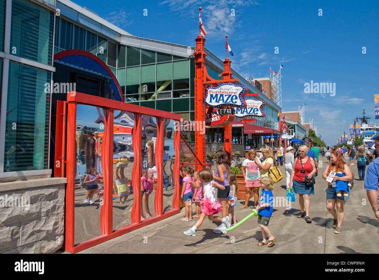Kinder schauen sich in verzerrten Spiegel am Navy Pier in Chicago, Illinois Stockfoto