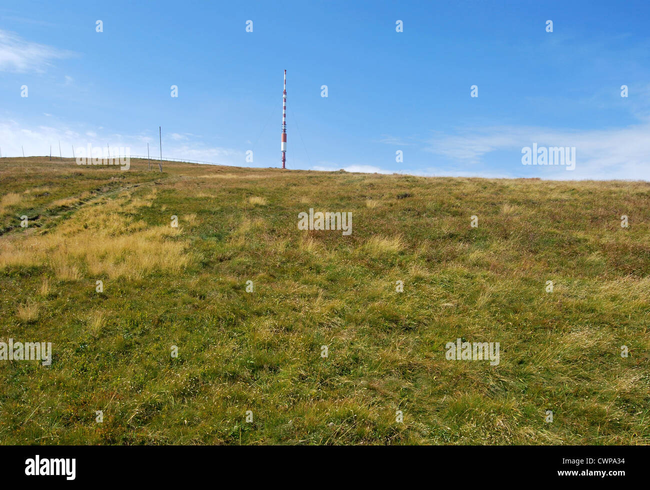 Kralova hola Hügel im östlichsten Teil der Nizke Tatry Gebirge in der Slowakei mit Wiese und Kommunikation Turm Stockfoto