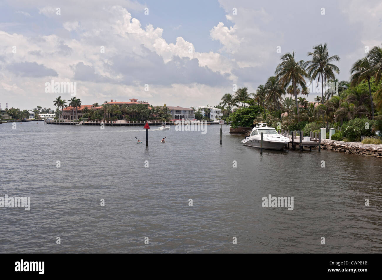 Eine Kreuzfahrt flussaufwärts von Fort Lauderdale, Florida New River, nimmt Bootsfahrer vorbei an luxuriösen Häuser, Yachten und geschäftigen Leben der Stadt. Stockfoto