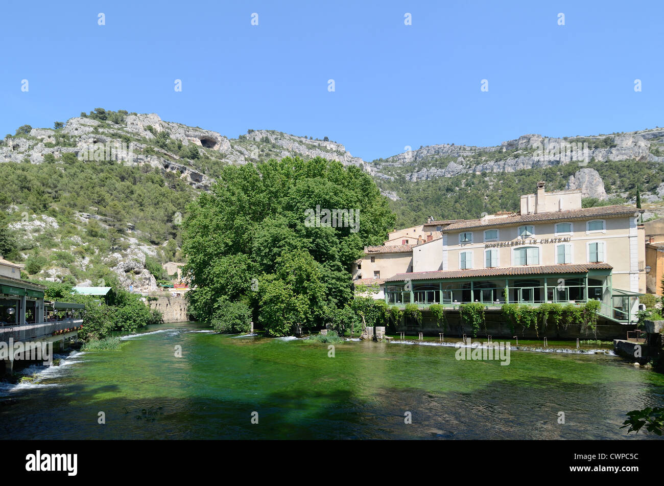 Hotel und Restaurant am Fluss am Fluss Sorgue in Fontaine-de-Vaucluse Provence Frankreich Stockfoto