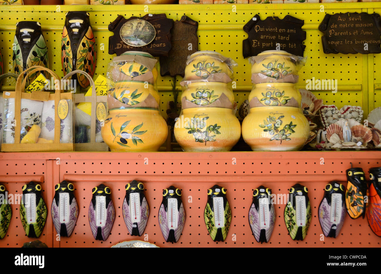 Souvenirs, Bric-a-brac oder Knick Krimskrams von Cicada Thermometer & Keramik mit Oliven zum Verkauf im Geschenkladen Fontaine-de-Vaucluse Provence Stockfoto