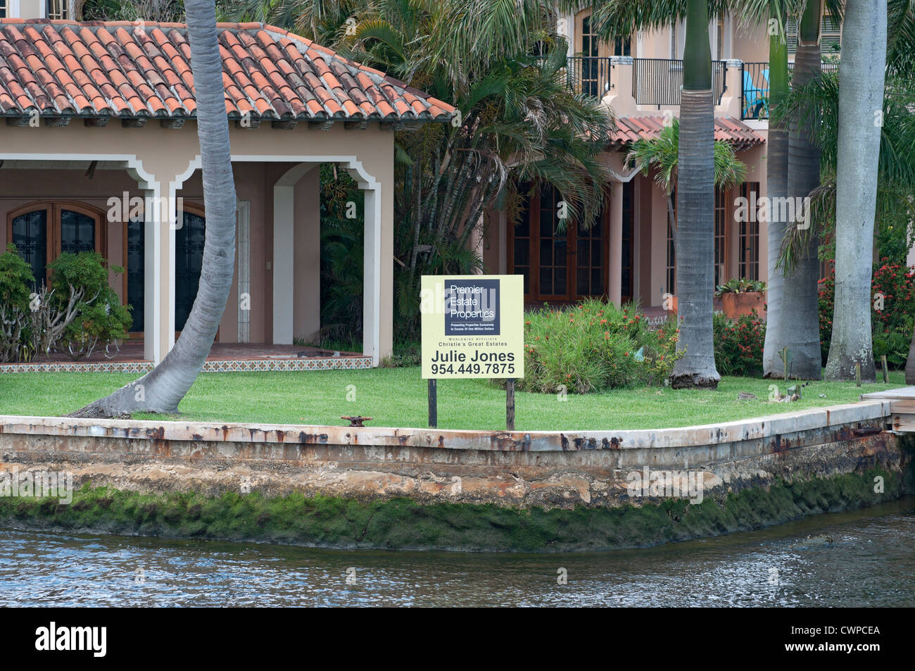 Eine Kreuzfahrt flussaufwärts von Fort Lauderdale, Florida New River, nimmt Bootsfahrer vorbei an luxuriösen Häuser, Yachten und geschäftigen Leben der Stadt. Stockfoto