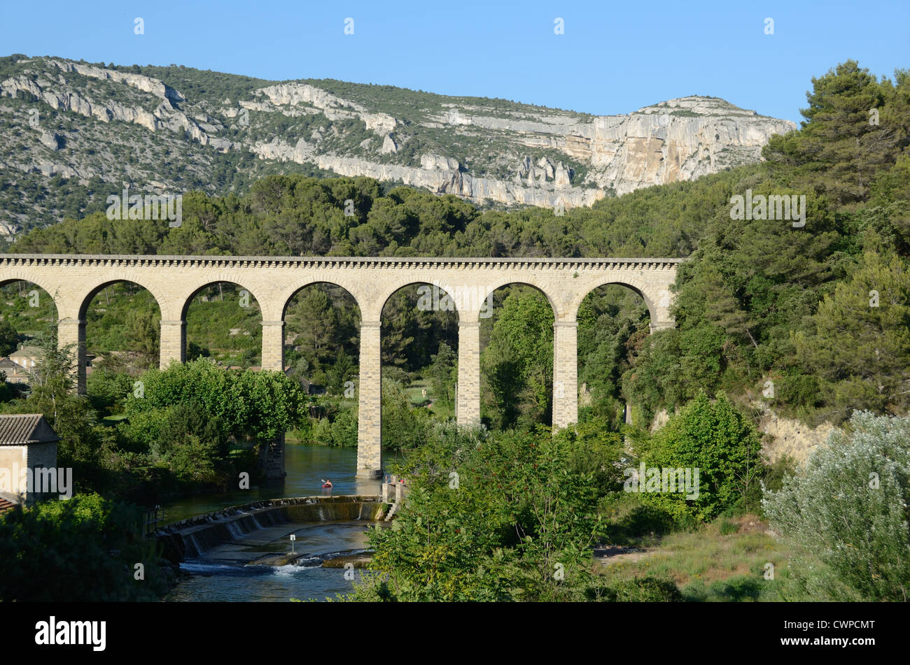 Fontaine de vaucluse aqueduct Fotos und Bildmaterial in hoher
