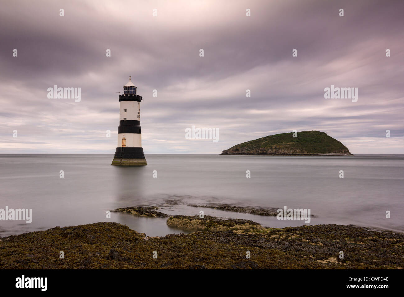 Penmon Point Lighthouse mit Puffin Island im Hintergrund auf die Isle of Anglesey, Nordwales. Stockfoto