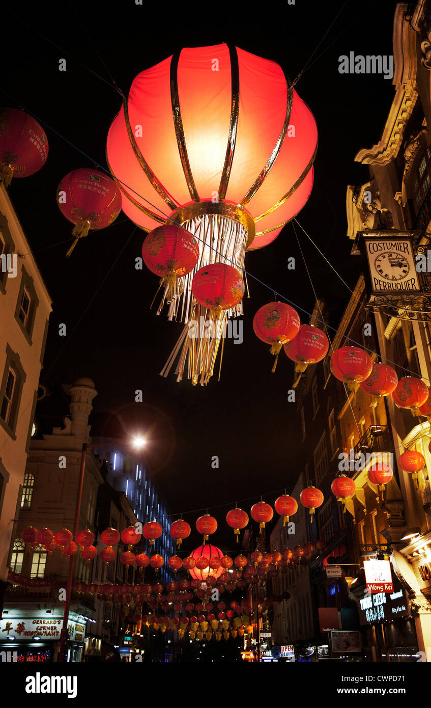 VEREINIGTES KÖNIGREICH. England. London. Hängenden Laternen in Nacht Straßenszene. Chinatown beim chinesischen Neujahrsfest. Stockfoto
