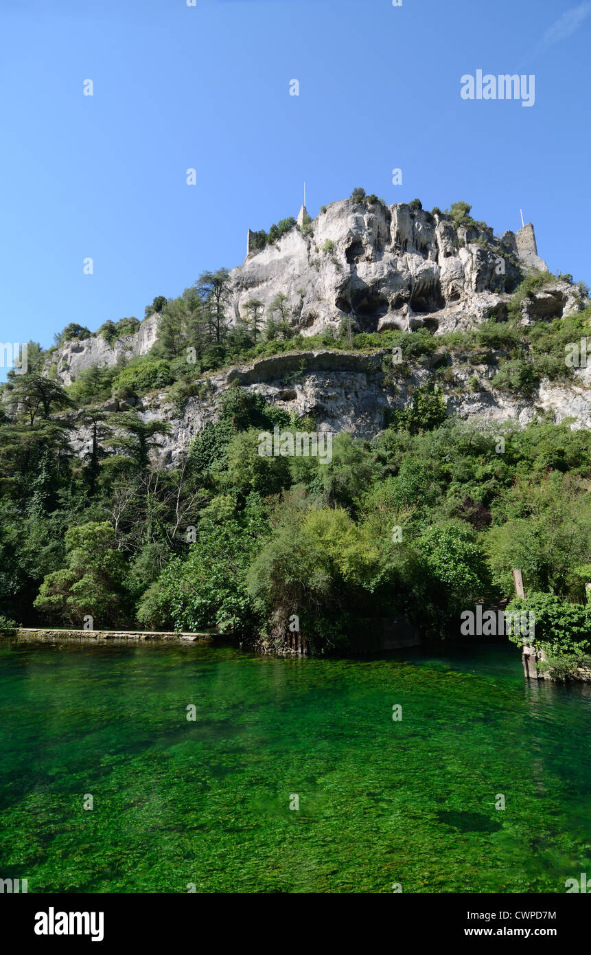 Ruhige Untiefen des Flusses Sorgue und der Burg oder Château Ruinen in Fontaine-de-Vaucluse Provence Frankreich Stockfoto