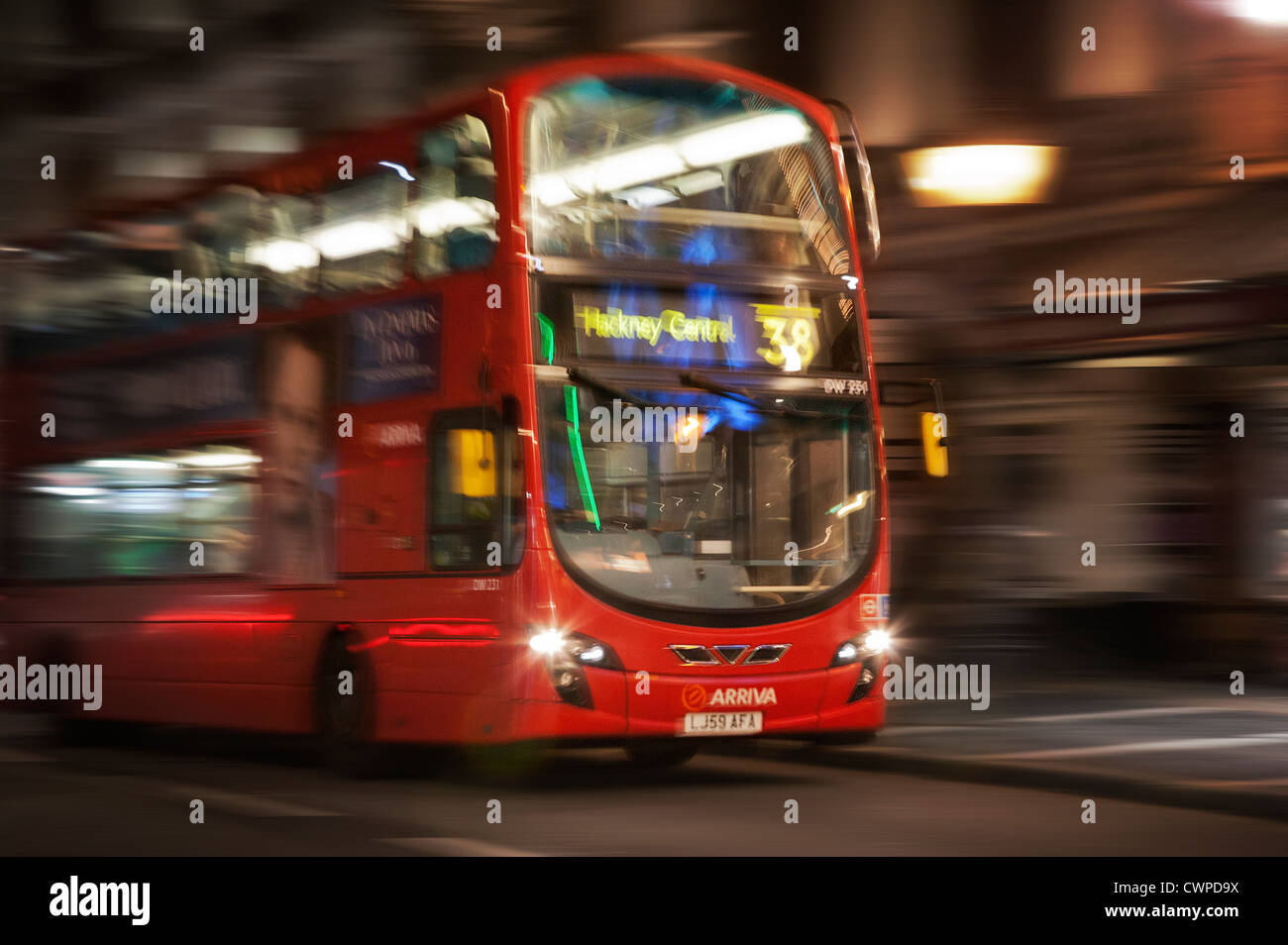 VEREINIGTES KÖNIGREICH. England. London. Nacht-Straßenszene. Geschwindigkeit-Eindruck von London-Doppeldecker-Bus. Stockfoto