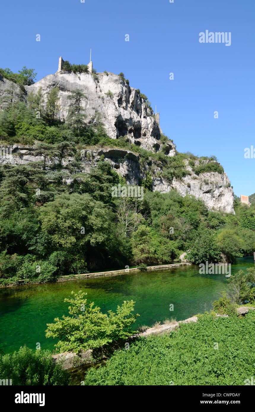 Schloss oder Burg und Fluss Sorgue in Fontaine-de-Vaucluse Vaucluse Provence Frankreich Stockfoto
