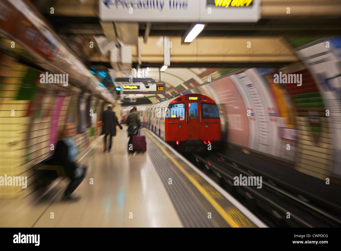 VEREINIGTES KÖNIGREICH. England. London. U-Bahn, Ankunft am Bahnsteig der u-Bahnstation. Stockfoto