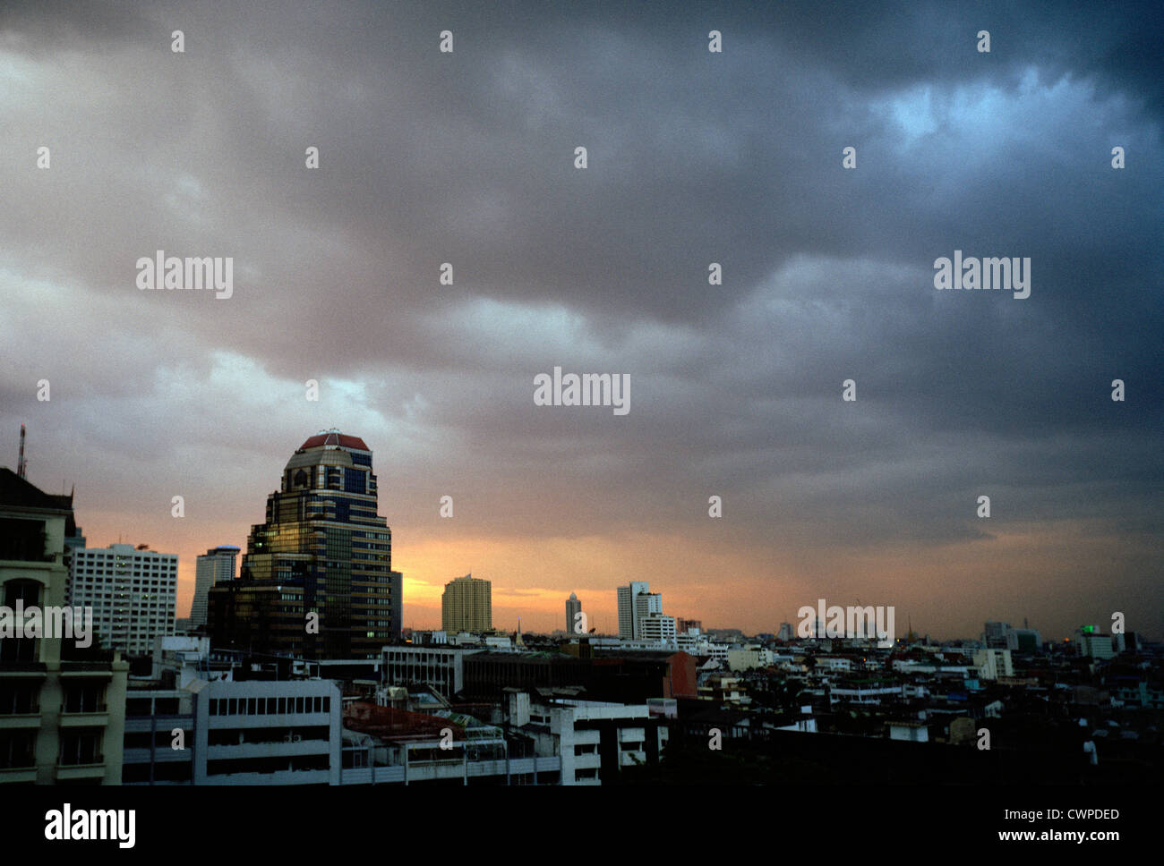 Monsun Gewitter Himmel Wolken über Silom in Bangkok in Thailand in Fernost Südostasien. himmel sonnenuntergang Wolke Wetter stürmischer Regen Regen Reisen Stockfoto
