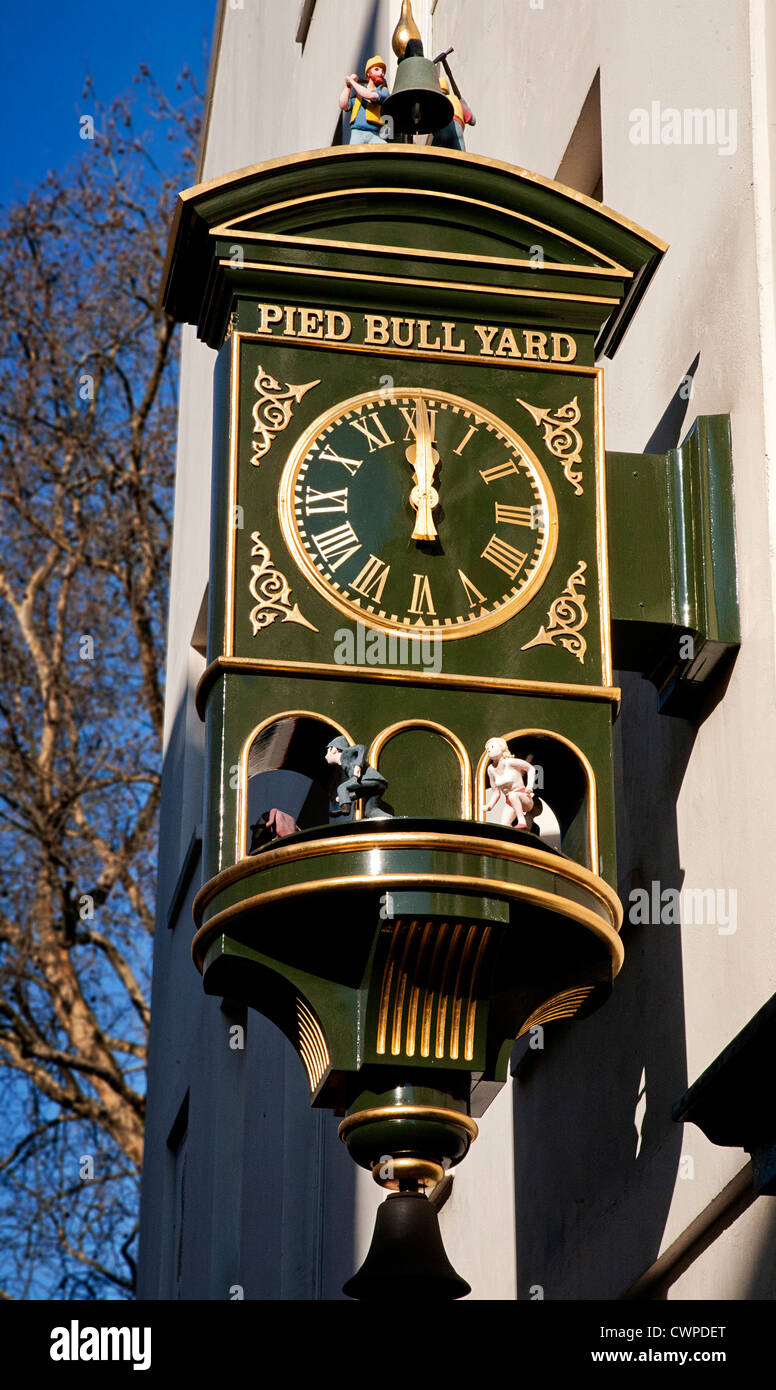 VEREINIGTES KÖNIGREICH. England. London. Nahaufnahme der Uhr außerhalb Pied Bull Hof. Stockfoto