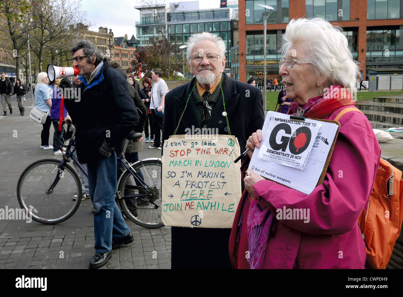 Drei ältere Anti-Krieg Demonstranten haben ihre eigenen stoppen War Demo in Manchester City Centre gegen den Krieg in Afghanistan Stockfoto
