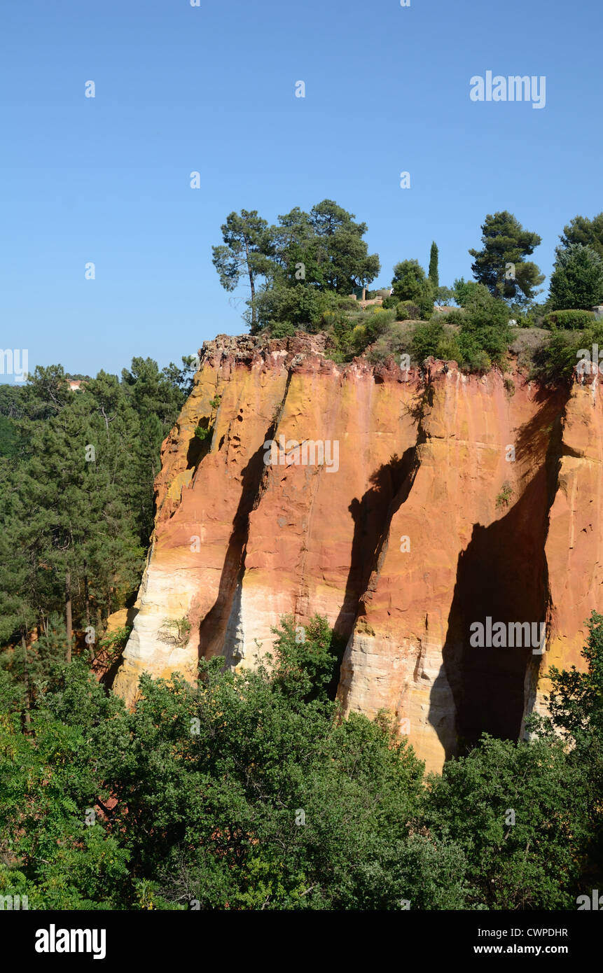 Ockerfarbene oder Ochre-Aufschlüsse oder Felsformationen im Roussillon in den Luberon-Hügeln oder im Regionalpark Vaucluse Provence Frankreich Stockfoto