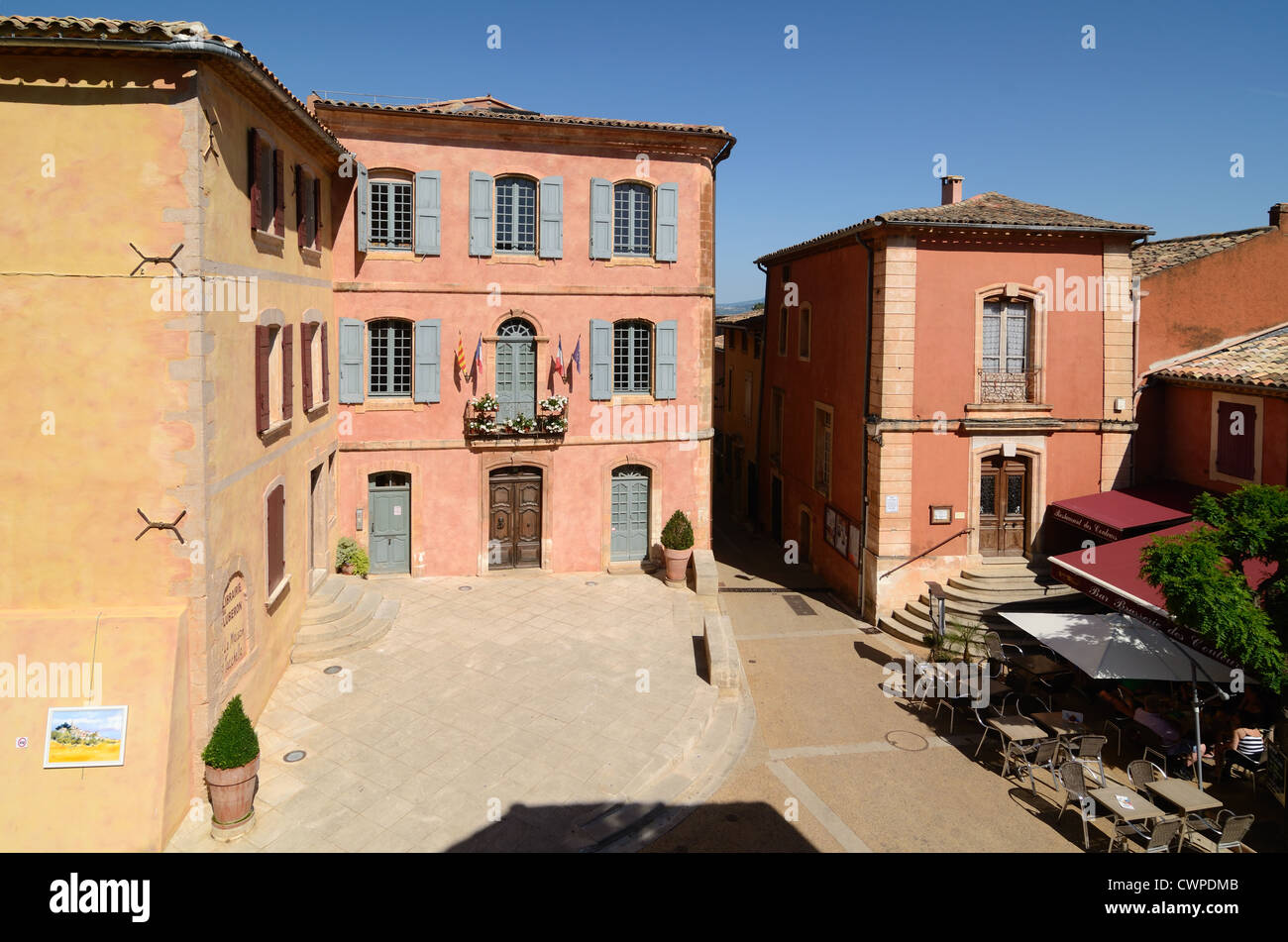 Stadtplatz oder Dorfplatz mit Rathaus oder Mairie in der Altstadt oder Dorf Roussillon Luberon Regionalpark Vaucluse Provence Frankreich Stockfoto