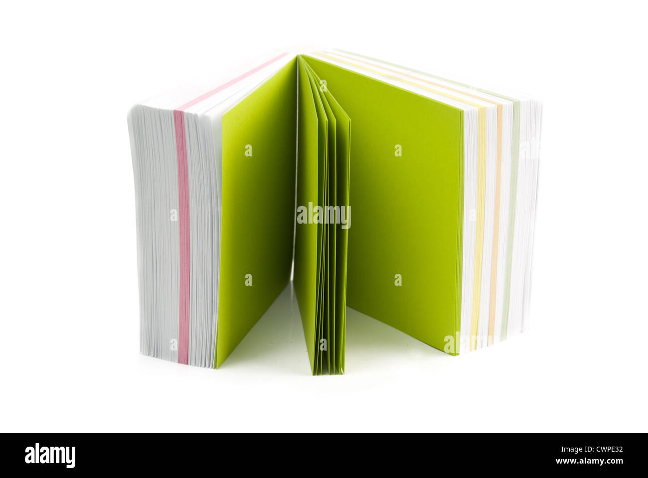 grüne Haftnotiz mit transparenten Schatten Stockfoto