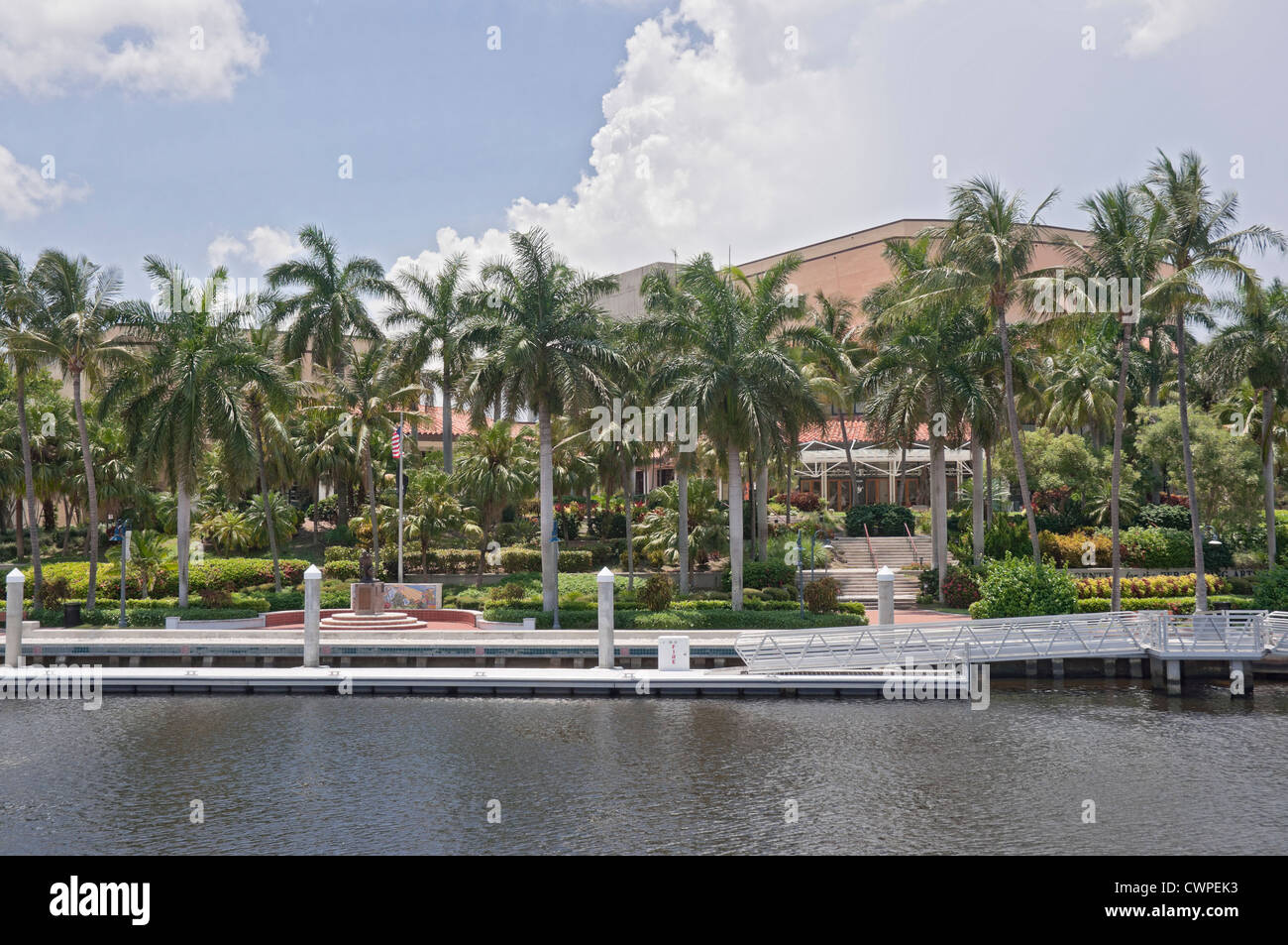 Eine Kreuzfahrt flussaufwärts von Fort Lauderdale, Florida New River, nimmt Bootsfahrer vorbei an luxuriösen Häuser, Yachten und geschäftigen Leben der Stadt. Stockfoto