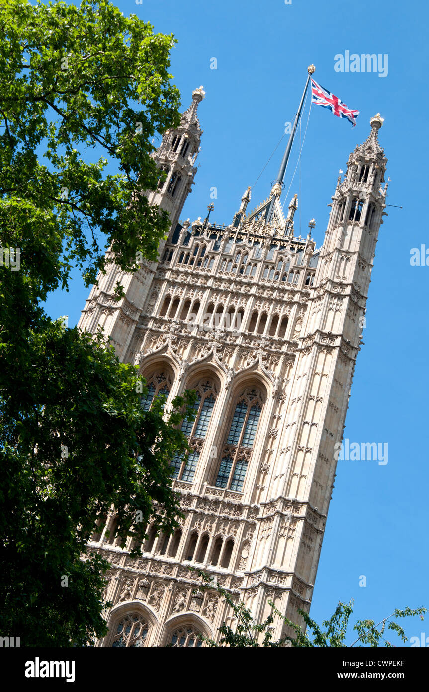 Der Victoria Tower Teil der Houses of Parliament mit Union Jack-Flagge von unten gesehen Stockfoto