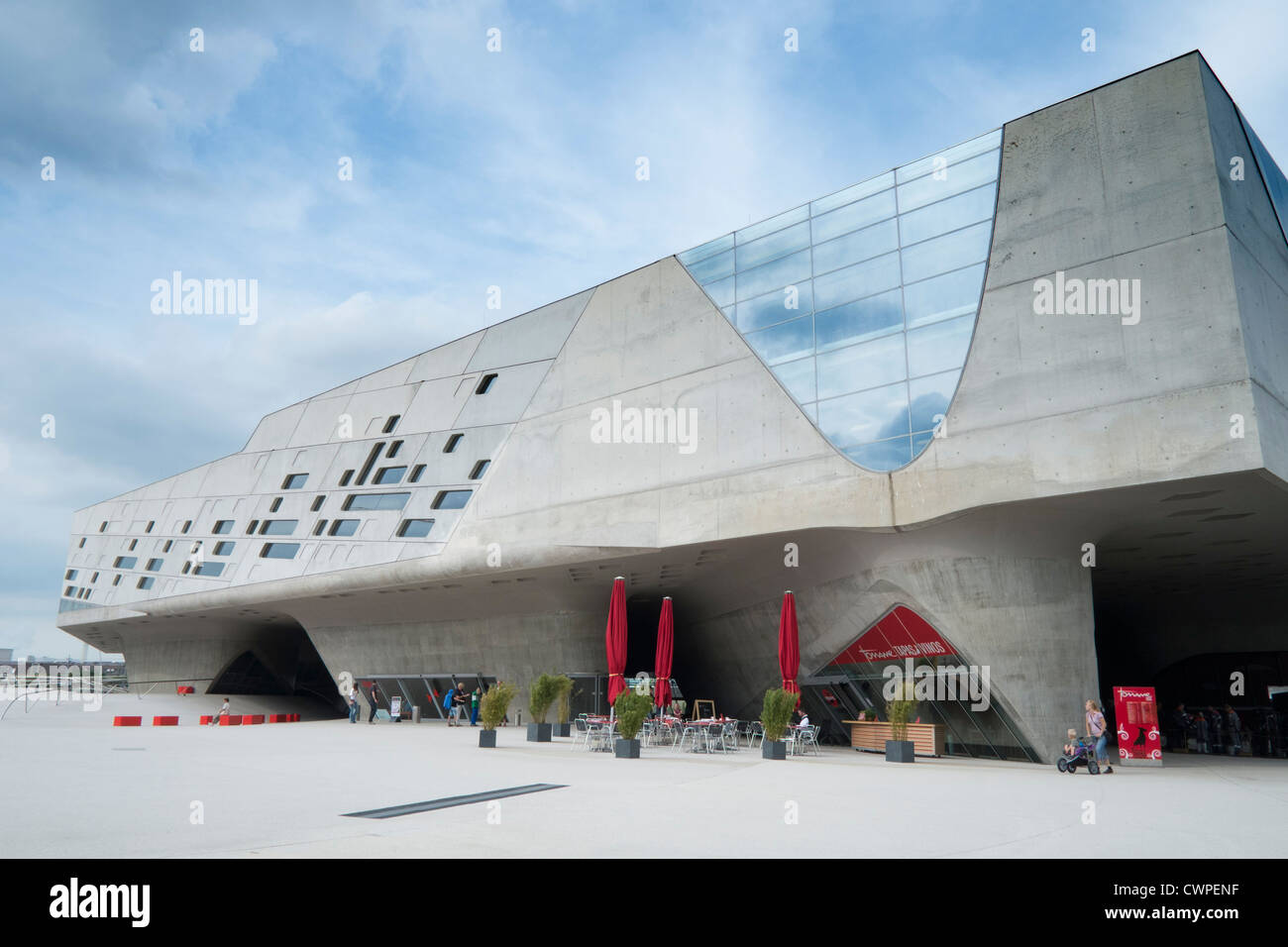 Phaeno Science Center in Wolfsburg Deutschland; Die Architektin Zaha ...