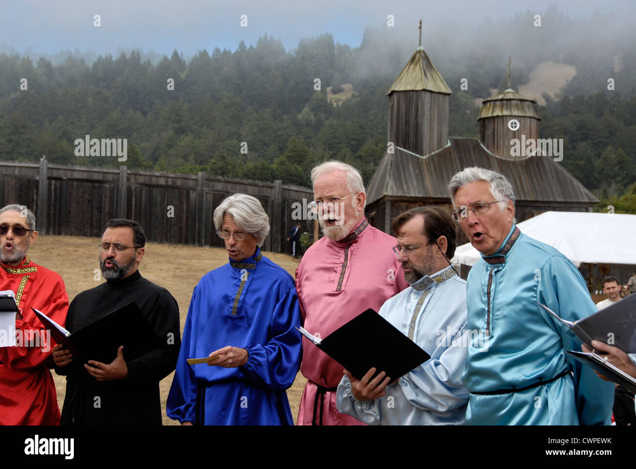 Russische orthodoxe Kirche Bicentennial Feier am Fort Ross State Historic Park in Kalifornien. SLAWJANKA Männerchor. Stockfoto