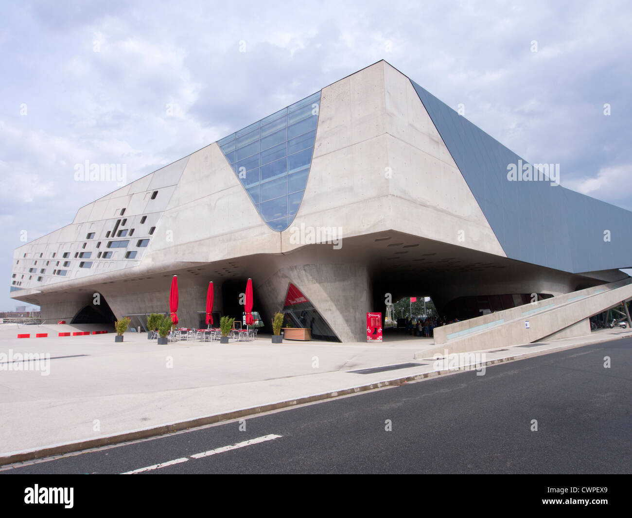Phaeno Science Center in Wolfsburg Deutschland; Die Architektin Zaha Hadid Stockfoto