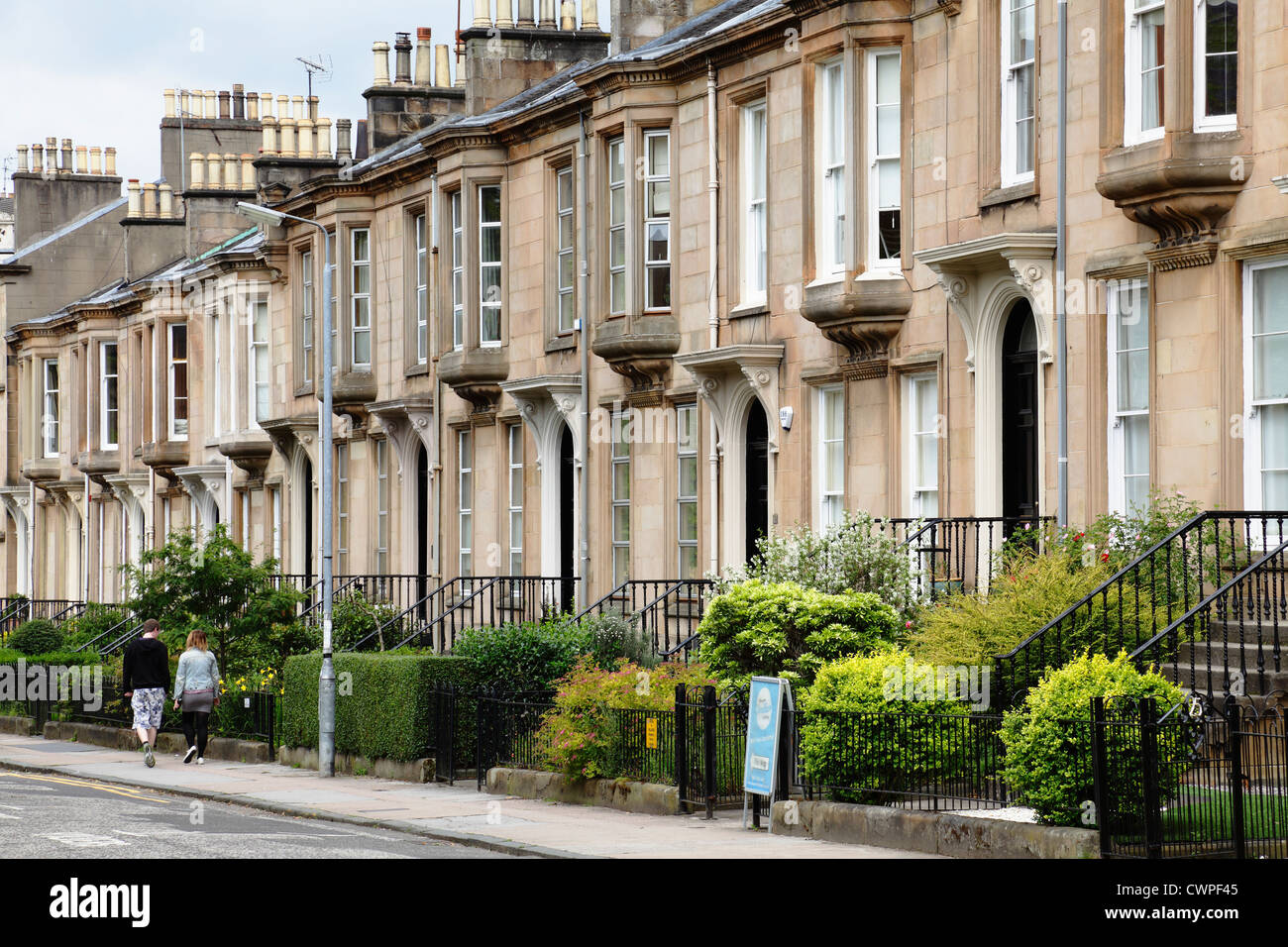 Eine Reihe von terrassenförmig angelegten Sandstein Häuser auf Ashton Road in der West End von Glasgow, Schottland, UK Stockfoto
