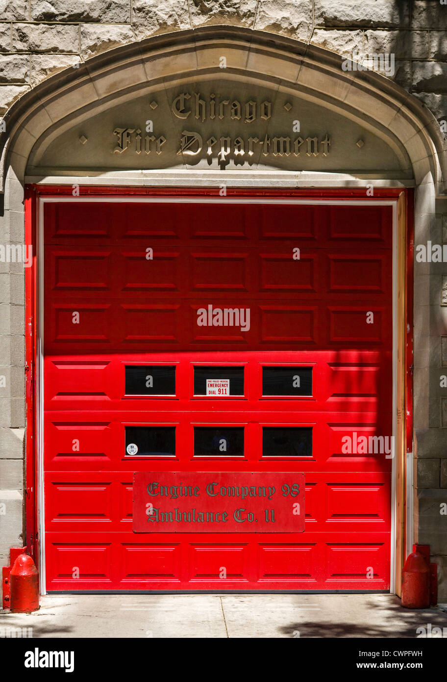 Eingang zum Feuerwehrauto Firma 98 (älteste Feuerwache in der Stadt), E Chicago Ave, Wasserturm District, Chicago, Illinois, USA Stockfoto