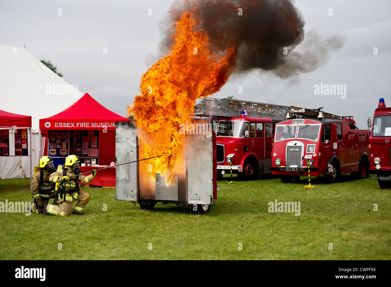 Essex County Feuer- und Rettungsdienst - eine Demonstration von Essex Feuerwehr der ein Chip pan Feuer auf die Orsett in Essex Stockfoto