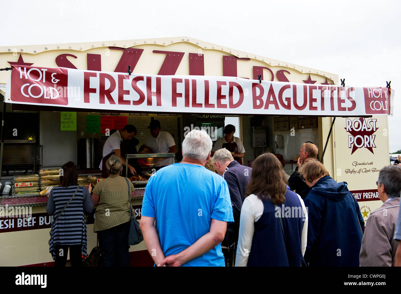 Kunden, die Warteschlangen an einem Fast-Food-Stand Stockfoto