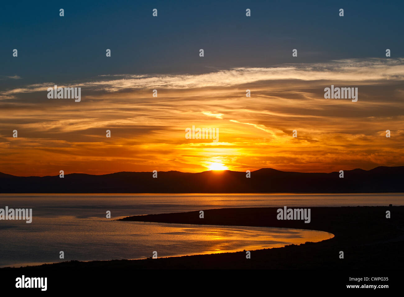 Sonnenaufgang über dem Mono Lake. Stockfoto